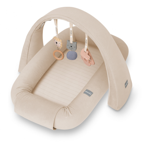 Sleepee Multifunkční hnízdečko pro miminko s hrazdičkou a hračkami 3 v 1 Sand