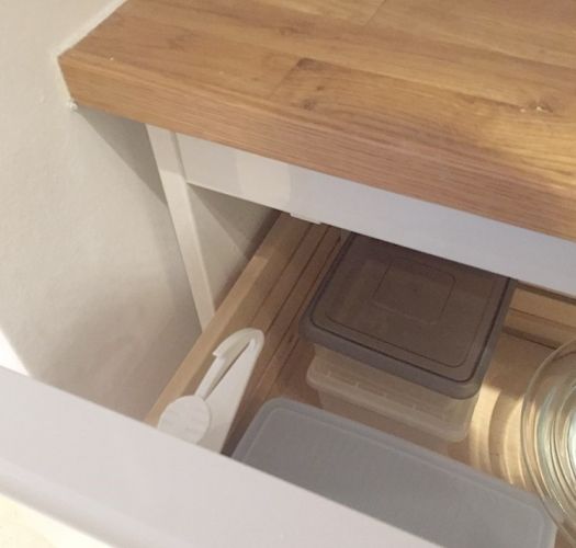 Baby Dan BabyDan Univerzální uzávěr pro zásuvky nebo dvířka lepící, 1ks