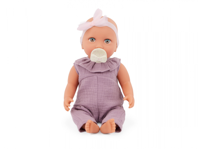 LullaBaby Panenka 35 cm v overalu s čelenkou Lila