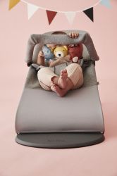 BabyBjörn Lehátko Bouncer Bliss Light Grey 3D Jersey s hračkou textilní Soft friends